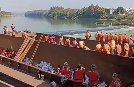 肇庆水域惊险一幕：3人钓鱼船翻覆，消防紧急救援