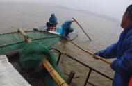 浙江两名男子用泡沫板制作筏子出海钓鱼，风雨中漂流数百米后寻求帮助