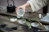 泡茶误区揭秘：直接用热水冲泡的茶为何难以入口？掌握这3个技巧