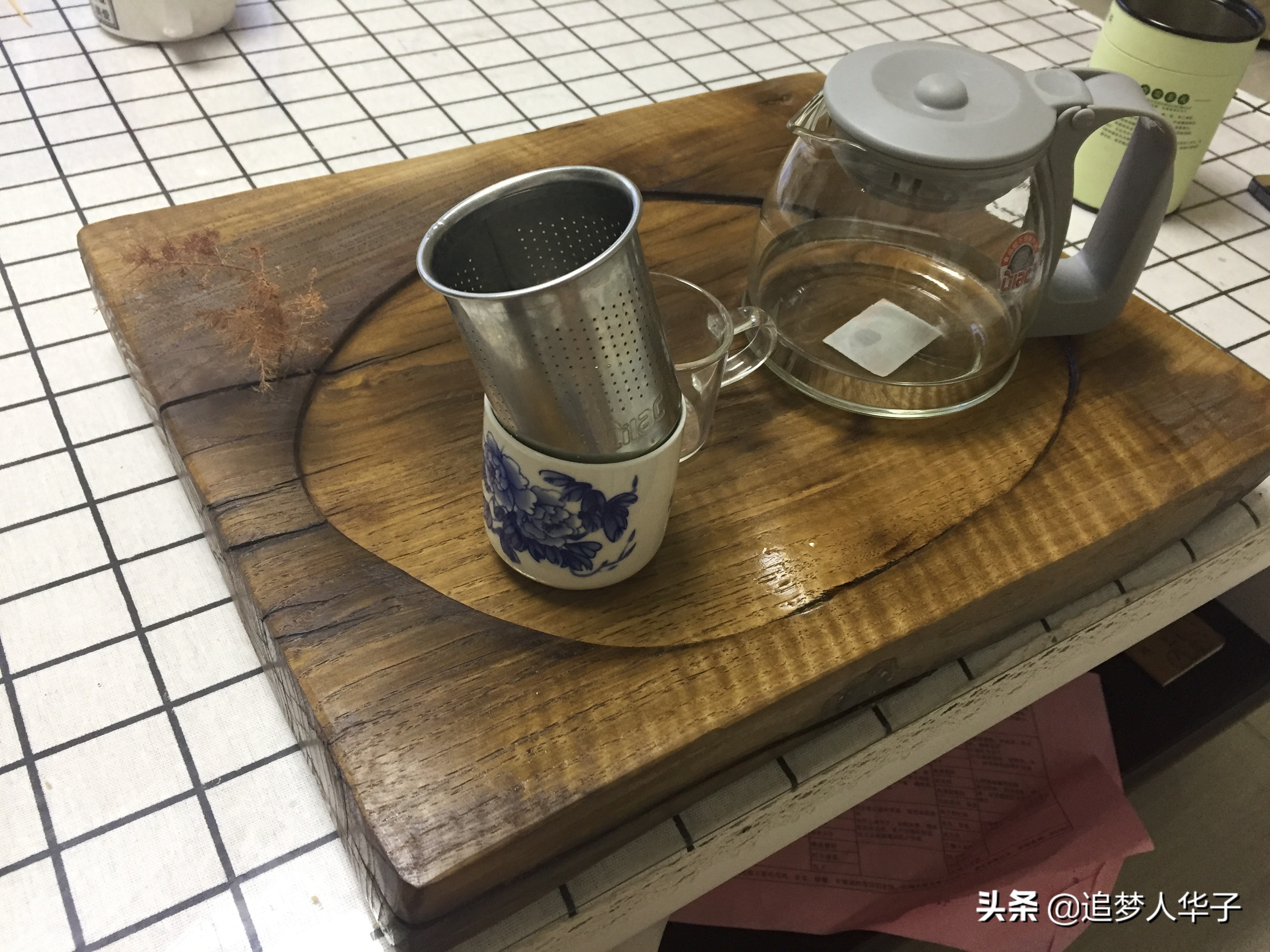 又从老家带了一块木头，这次做了个大茶盘