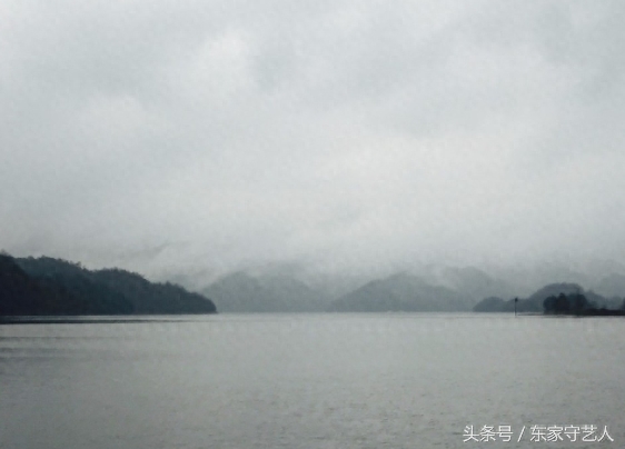 在太平湖的岛上，住着几十户种茶的中老年村民，世代守护太平猴魁